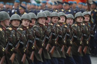 Putin na vojnoj paradi čestitao Dan pobede nad fašizmom (FOTO) 12