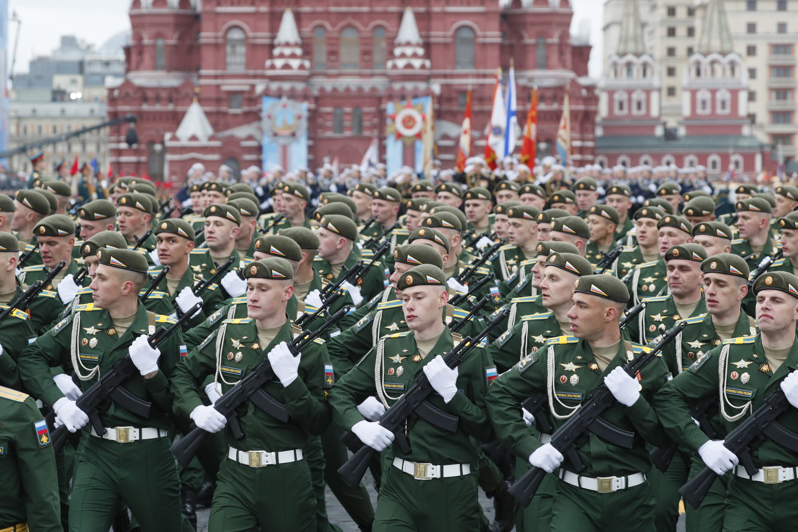 Putin na vojnoj paradi čestitao Dan pobede nad fašizmom (FOTO) 1