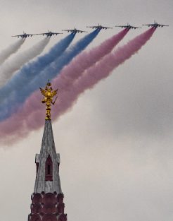 Putin na vojnoj paradi čestitao Dan pobede nad fašizmom (FOTO) 57