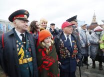 Putin na vojnoj paradi čestitao Dan pobede nad fašizmom (FOTO) 41