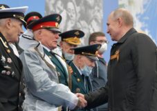 Putin na vojnoj paradi čestitao Dan pobede nad fašizmom (FOTO) 31