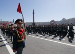 Putin na vojnoj paradi čestitao Dan pobede nad fašizmom (FOTO) 19