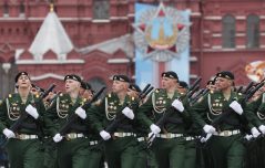 Putin na vojnoj paradi čestitao Dan pobede nad fašizmom (FOTO) 73
