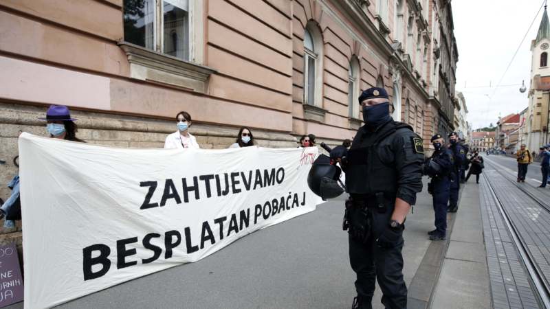 U Zagrebu održani skup protiv prava na abortus i kontraskup za to pravo 1