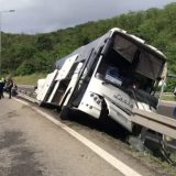 Prevrnuo se autobus kod Bubanj potoka, povređeno sedam osoba, saobraćaj otežan na autoputu prema Nišu 10