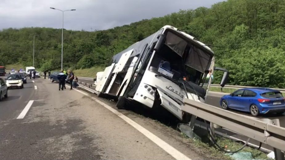Prevrnuo se autobus kod Bubanj potoka, povređeno sedam osoba, saobraćaj otežan na autoputu prema Nišu 1
