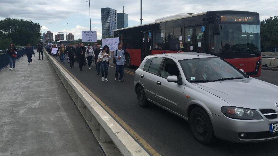 Protivnici vakcinacije u špicu prošetali Brankovim mostom 1