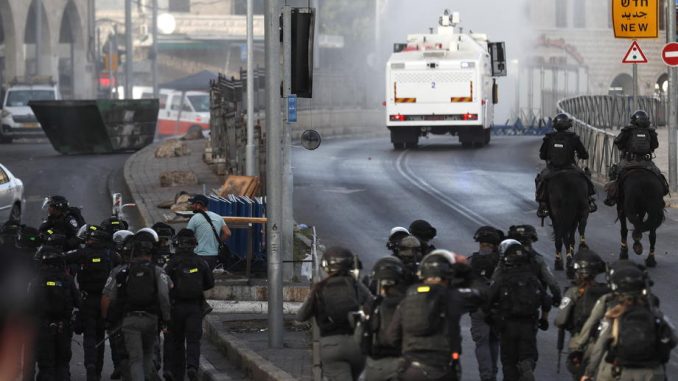 Stotine jevrejskih vernika evakuisano kod Zida plača zbog raketiranja 3