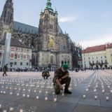 Zamak Hradčani u Pragu obasjalo 30.000 sveća za žrtve kovid-19 11