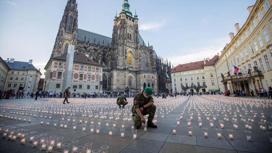 Zamak Hradčani u Pragu obasjalo 30.000 sveća za žrtve kovid-19 1