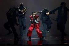 Poznati prvi finalisti Evrovizije, bez poštovanja mera u publici (VIDEO, FOTO) 13