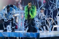 Poznati prvi finalisti Evrovizije, bez poštovanja mera u publici (VIDEO, FOTO) 3