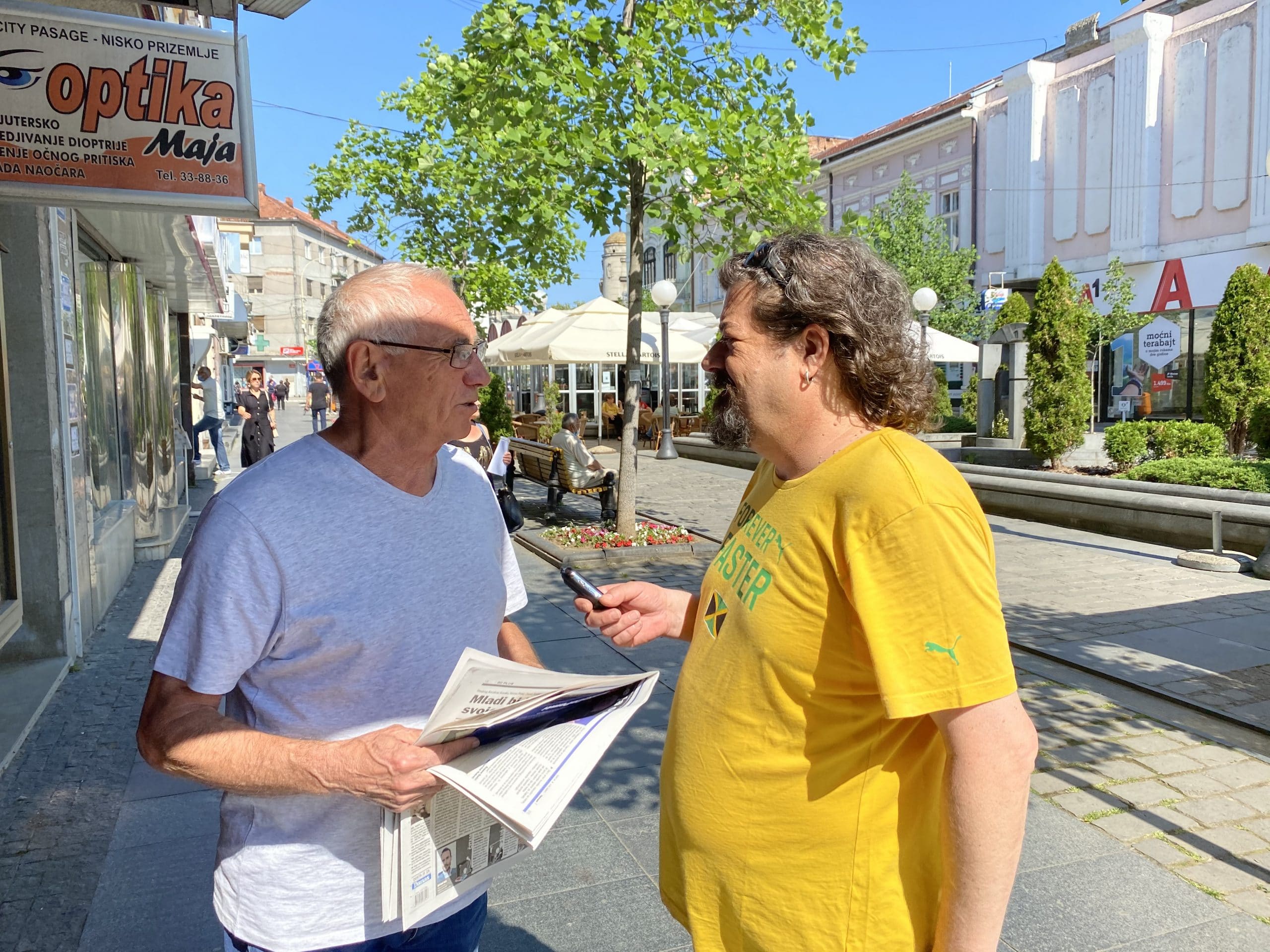 Novinari i urednici Danasa delili rođendanski broj na ulicama više gradova (FOTO) 8 Novinari i urednici Danasa delili rođendanski broj na ulicama više gradova (FOTO) 28