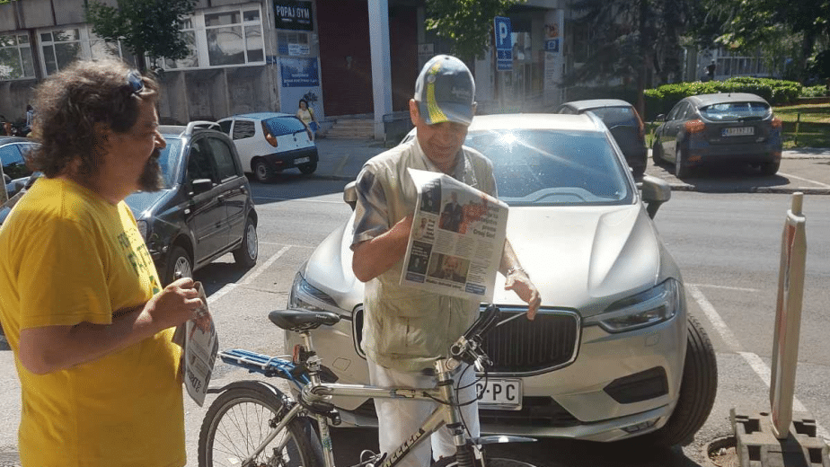 Novinari i urednici Danasa delili rođendanski broj na ulicama više gradova (FOTO) 9 Novinari i urednici Danasa delili rođendanski broj na ulicama više gradova (FOTO) 29