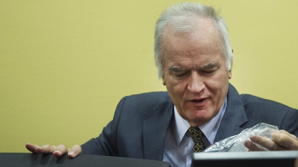 Sarajlije koje su oštetile ploču Ratku Mladiću kažnjene sa 3.000 evra 1