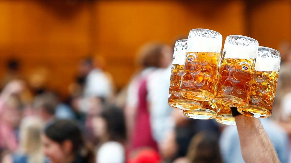 Konobarica nosi pivo tokom Oktoberfesta u Minhenu