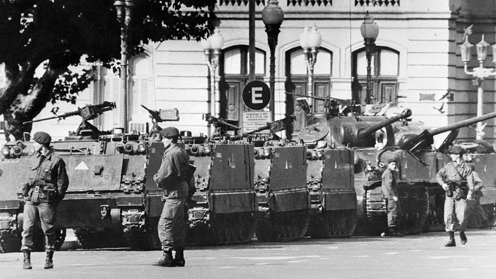 Međunarodni dan žrtava torture: Argentinke koje se bore za pravdu za žrtve njihovih očeva 2 Tanks and armed soldiers outside the presidential palace in Buenos Aires, March 24 1976
