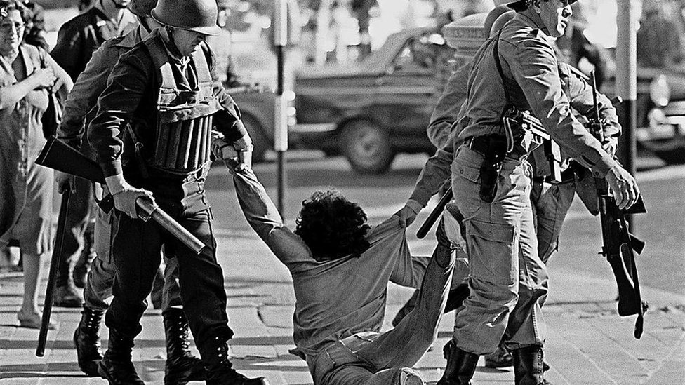 Međunarodni dan žrtava torture: Argentinke koje se bore za pravdu za žrtve njihovih očeva 8 Raid in the streets of Buenos Aires during the military regime, 1982