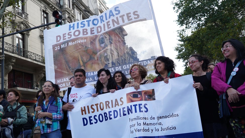 Međunarodni dan žrtava torture: Argentinke koje se bore za pravdu za žrtve njihovih očeva 20 Disobedient Stories collective in the National Day of Memory march, 2019