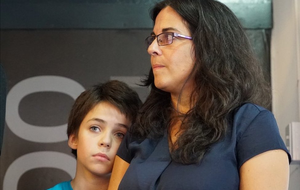 Međunarodni dan žrtava torture: Argentinke koje se bore za pravdu za žrtve njihovih očeva 17 Analía Kalinec with her 13-year-old son Bruno