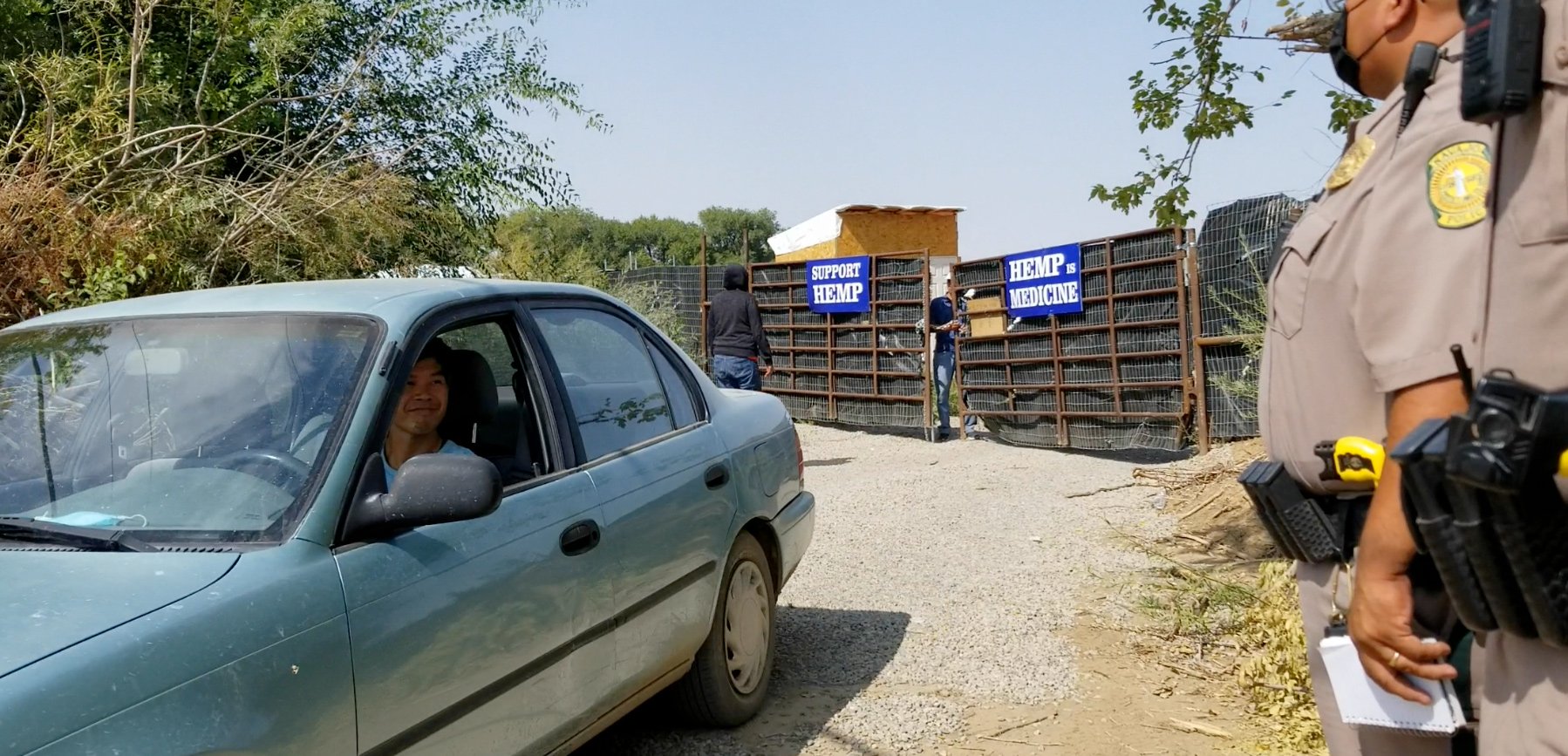 Amerika i uzgoj kanabisa: Kineski snovi na zemlji američkih Indijanaca 17 The Navajo Nation Police serves an injunction at a Chinese cannabis farm in Shiprock