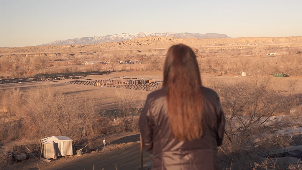 Amerika i uzgoj kanabisa: Kineski snovi na zemlji američkih Indijanaca 6 Bea Redfeather looks out at the top of a hill near her property in Shiprock, New Mexico