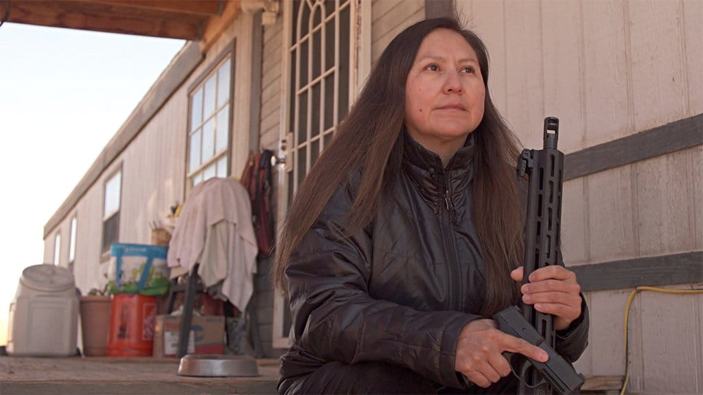 Amerika i uzgoj kanabisa: Kineski snovi na zemlji američkih Indijanaca 13 Shiprock resident Bea Redfeather sits on her porch holding guns she bought to protect her family