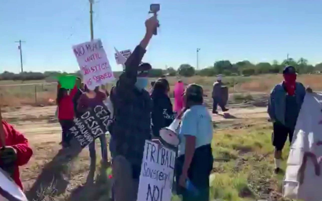 Amerika i uzgoj kanabisa: Kineski snovi na zemlji američkih Indijanaca 14 Dozens of Shiprock residents protest against cannabis farms holding signs reading: Resist marijuana farms
