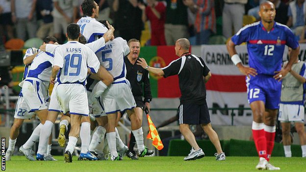 Greece celebrate beating France at Euro 2004
