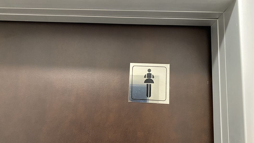 Video nadzor, privatnost i prava potrošača: Ko i kako sme da nas snima dok kupujemo 2 garderoba, žene