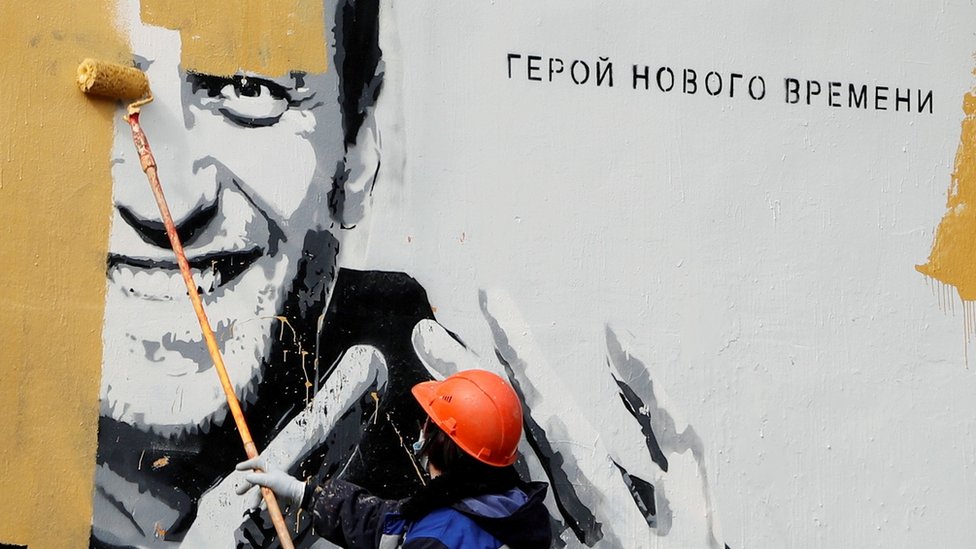 Kommunalьnый rabotnik zakrašivaet graffiti s Navalьnыm v Sankt-Peterburge