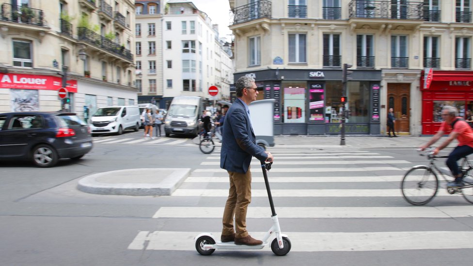 Belgija, Francuska i nesreće: Pet građevinskih radnika poginulo u rušenju zgrade u Antverpenu, u Parizu nova smrt izazvana električnim trotinetom 2 A man rides an electric scooter in Paris on 17 June 2019