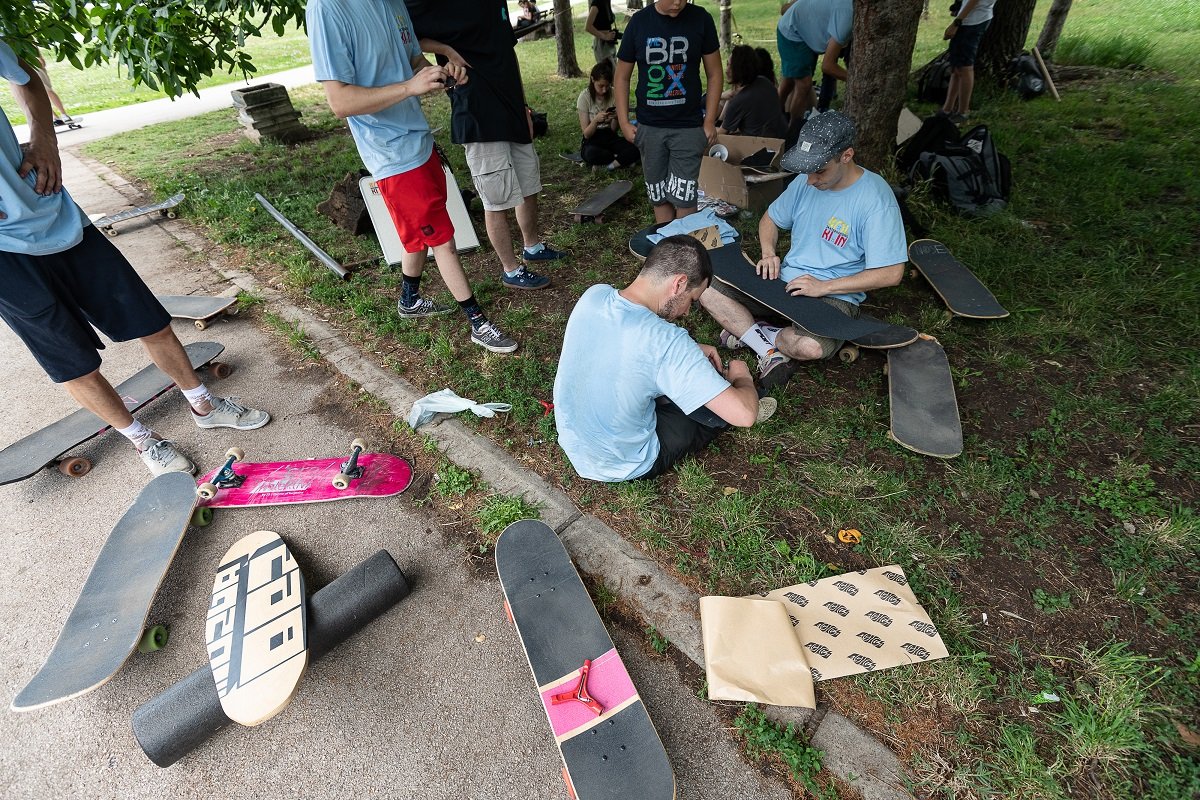 Niš, vožnja i skejtbord: Kako je proslavljen Svetski dan skejtborda 10 Sređivanje skejtova