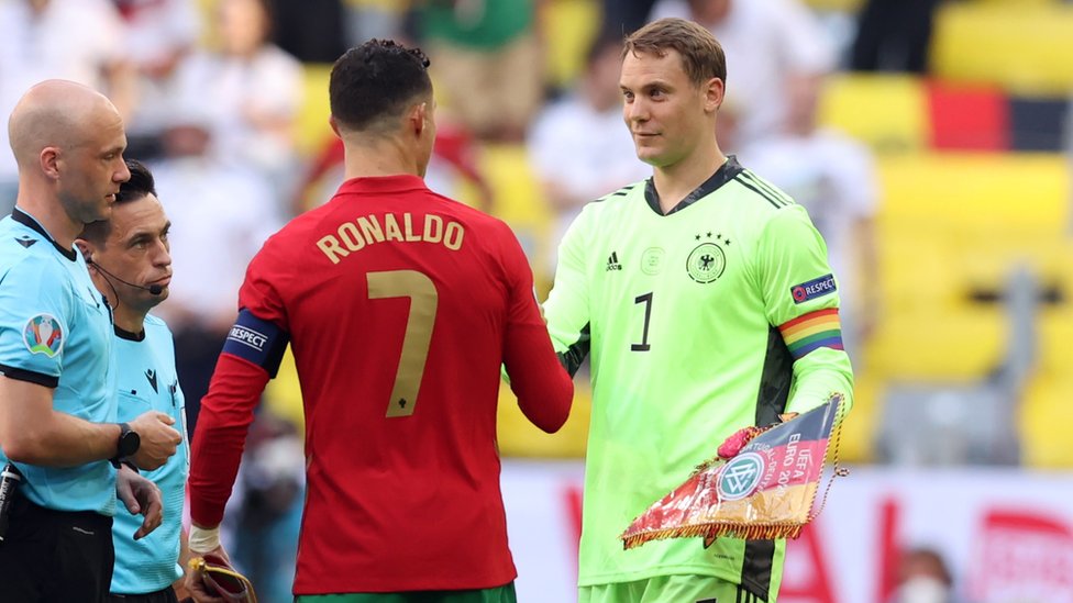 Dva kapitana. Ronaldu i Noйer (s radužnoй kapitanskoй povяzkoй)