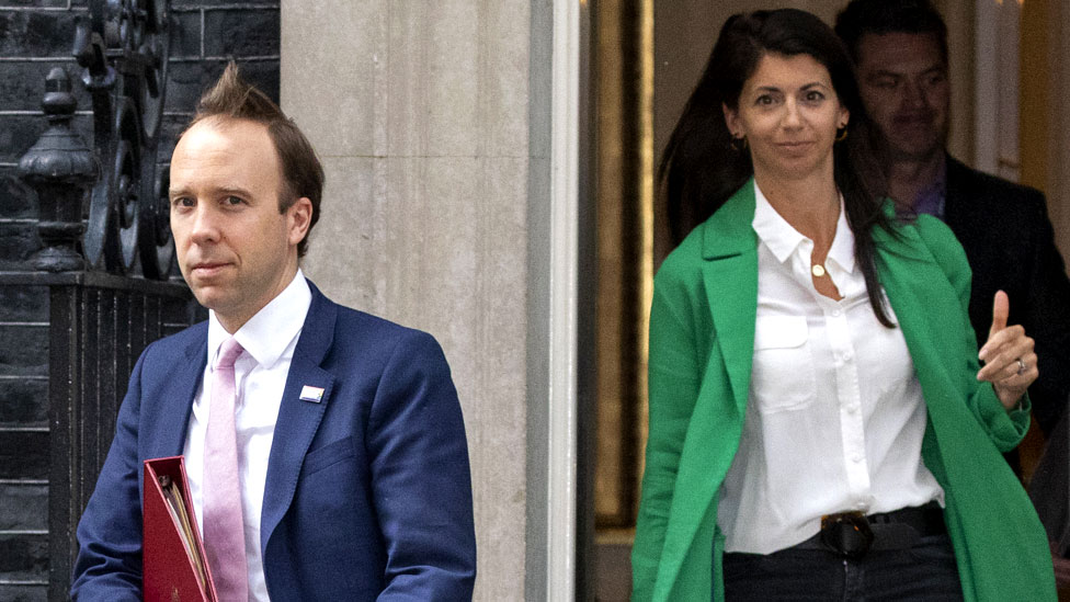 Korona virus, Britanija, afera: Ministar Henkok se izvinio zbog kršenja pravila, opozicija traži ostavku 1 Matthew Hancock and Gina Coladangelo