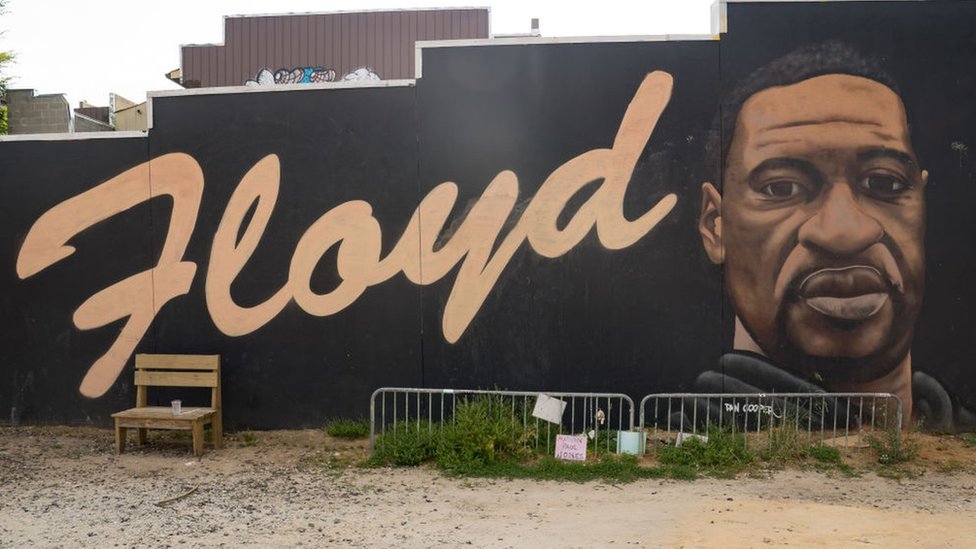 Džordž Flojd: Bivši policajac Šovin za ubistvo dobio kaznu od 22 i po godine zatvora 1 George Floyd mural in Atlanta
