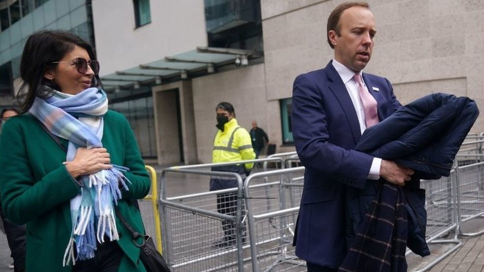 Korona virus, Britanija, afera: Ministar zdravlja podneo ostavku zbog kršenja Kovid pravila o fizičkoj udaljenosti 1 Gina Coladangelo and Matt Hancock