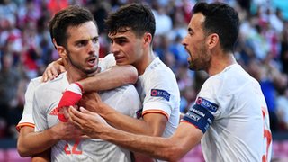 EURO 2020 i fudbal: Bizaran autogol Španaca, Hrvati izborili produžetke, ali potom elimisani 3 Spain celebrate Sarabia's goal