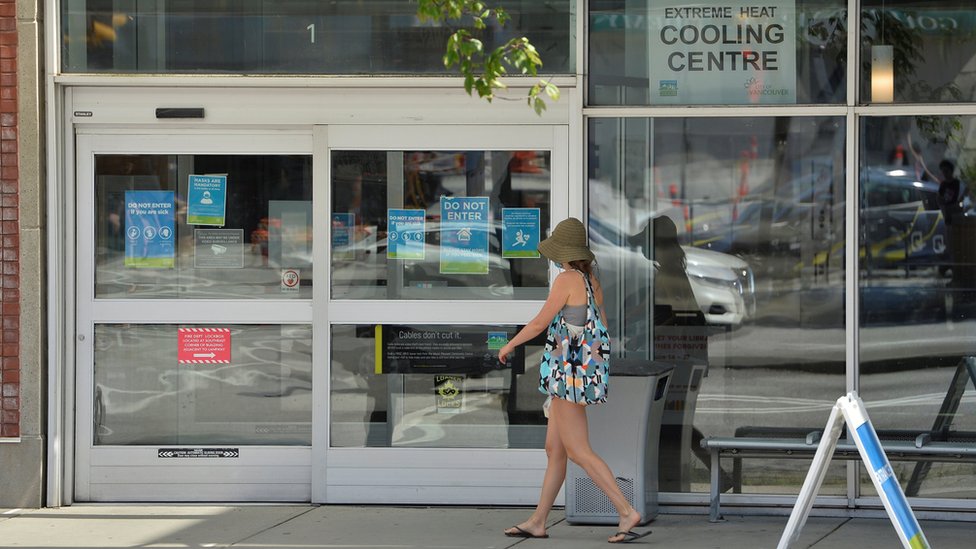 Kanada i toplotni talas: Desetine stradalih usled rekordnih temperatura 2 A woman enters a cooling centre during the scorching weather of a heatwave in Vancouver