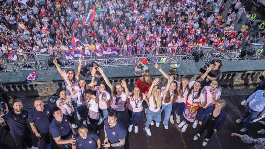 Aplauzi i ovacije za srpske košarkašice na dočeku ispred Starog dvora (FOTO) 1