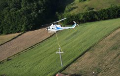 Helikopter MUP-a Srbije podigao krst na brdo kod Osečine (FOTO) 3
