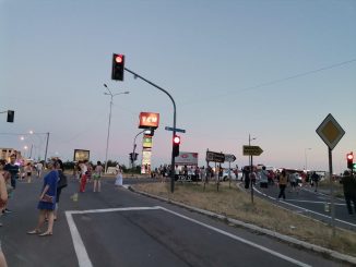 Građani blokirali raskrsnicu u Mladenovcu, vlastima uputili zahteve (VIDEO) 2