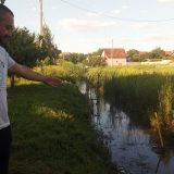 Fekalije pored zgrada i dečijeg igrališta 15