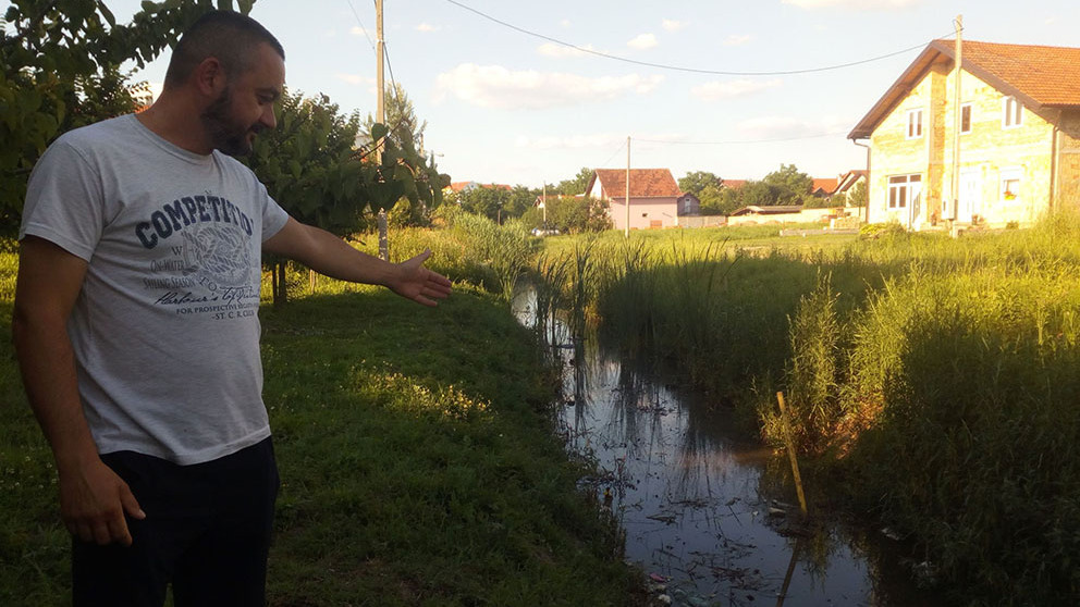 Fekalije pored zgrada i dečijeg igrališta 1