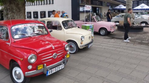 izlozba oldtajmera na Zvezdari Izložba oldtajmera na platou ispred beogradske opštine Zvezdara (FOTO) 5