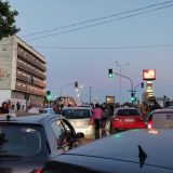 Građani blokirali raskrsnicu u Mladenovcu, vlastima uputili zahteve (VIDEO) 12