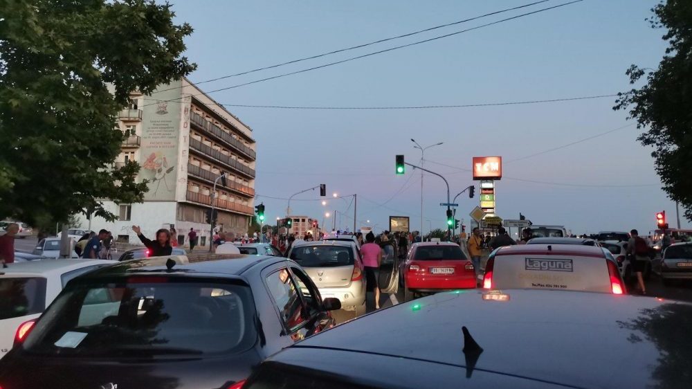 Građani blokirali raskrsnicu u Mladenovcu, vlastima uputili zahteve (VIDEO) 1
