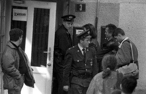 Ulazna vrata redakcije,Bgd, 15.10.1998.Foto: Imre Sabo Kako smo pripremali prvi broj Danasa: Smejao nam se ceo Beograd (FOTO) 15