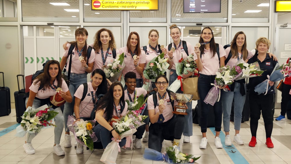 Aplauzi i ovacije za srpske košarkašice na dočeku ispred Starog dvora (FOTO) 11