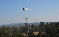 Helikopter MUP-a Srbije podigao krst na brdo kod Osečine (FOTO) 2